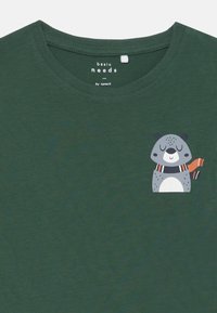 Grünes Baumwoll-T-Shirt mit einem Grafikdesign eines Bären mit Schal, Rundhalsausschnitt, kurzen Ärmeln und einer weichen Textur.