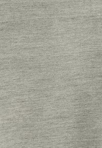 Textura de tela gris, suave y ligeramente texturizada, con un sutil patrón jaspeado. Peso medio y apariencia uniforme.