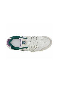 Sneaker sportivo bianco con tomaia in pelle testurizzata, accenti verdi e viola, punta perforata e un'etichetta con il logo sulla linguetta.