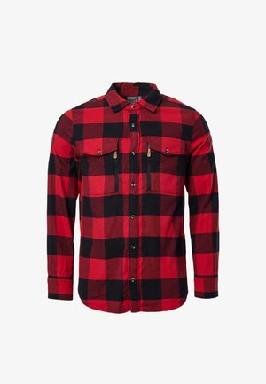 Koszula w czerwoną i czarną kratę z długim rękawem, z przodu zapinana na guziki, z dwoma klapkami na piersi oraz dwoma pionowymi kieszeniami na piersi zapinanymi na zamek.