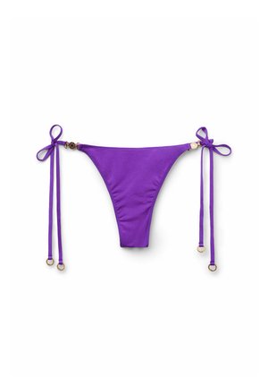 Lilla bikini bund med justerbare bånd, prydet med guldfarvet hardware og et glat, strækbart stof. Design med minimal dækning.