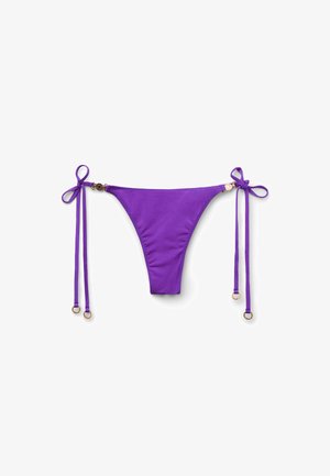 Lila Bikini-Höschen mit verstellbaren Bändern, ausgestattet mit goldfarbenen Hardware-Details und einem glatten, dehnbaren Stoff. Minimale Abdeckung.