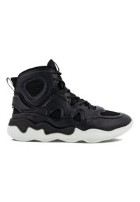 Czarny wysokopodeszwowy sneaker z siateczkowymi panelami, falistą czarno-białą podeszwą i sznurowanym przodem, przedstawiony w profilu na białym tle.