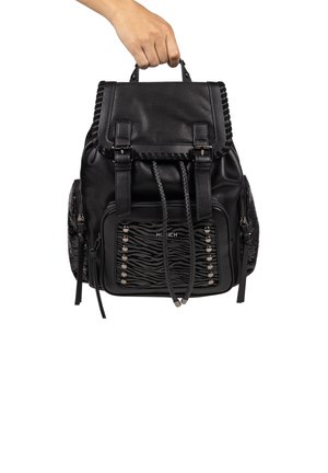 Mochila de cuero negro con acentos trenzados, bolsillos laterales con cremallera y un panel frontal con estampado animal texturizado. Doble asa superior y correas ajustables.