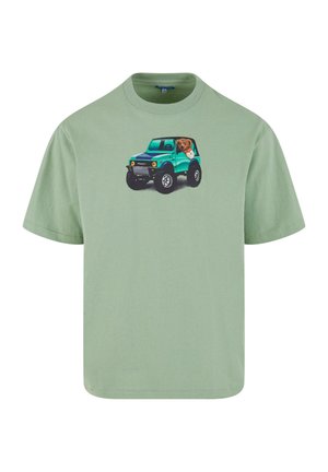 Camiseta de algodón verde con un gráfico de un vehículo todoterreno color verde azulado con un perro, impreso en el frente. Mangas cortas y cuello redondo.
