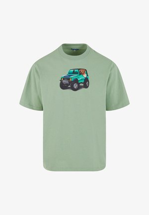 Zöld pamut póló, elől egy türkiz terepjáró grafikájával és egy kutyával. Rövid ujjú és kerek nyakkivágású.