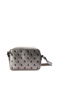 Bolso cruzado metálico plateado con patrón de calaveras en relieve. Forma rectangular, superficie texturizada, correa ajustable y cierre con cremallera.