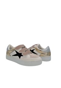 Baskets Velcro avec une base en cuir blanc, des accents en daim rose, un détail en étoile noire et un talon métallique doré. Semelle en caoutchouc blanc.