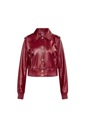 Rövidített piros bőrdzseki gallérral, aranygombos záródással, bordázott mandzsettákkal és finom válltöméssekkel. Sima felület és testre szabott fazon.