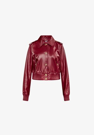 Afgesneden rode leren jas met een kraag, gouden knoopsluitingen, geribbelde manchetten en subtiele schouderaccenten. Gladde textuur en op maat gemaakte pasvorm.