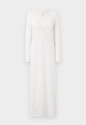 Langærmet hvid kjole med blonder, V-udskæring, flydende facon og tekstureret stof, der når anklerne.