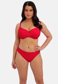 Rode bikini set met een twist-front bralette met verstelbare bandjes en textuurdetails, gecombineerd met bijpassende laag uitgesneden bikinislip.