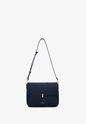 Navy leren schoudertas met een platte klep, gouden hardware accent, en een verstelbare schouderband, met een gestructureerde oppervlakte en subtiele branding.