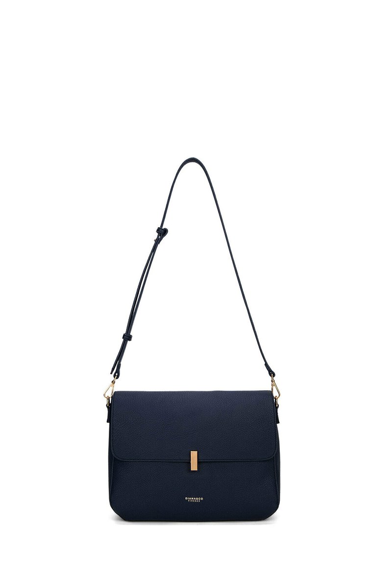 Borsa a spalla in pelle blu navy con pattina piatta, accessori in metallo dorato e tracolla regolabile, presenta una superficie testurizzata e un marchio discreto.