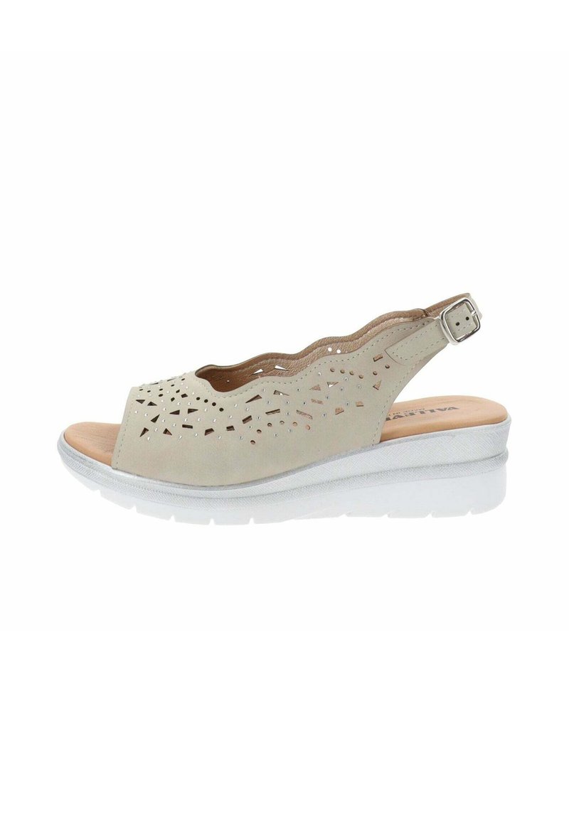 Scarpa slingback beige chiaro con design superiore perforato, punta aperta e suola a cuneo in gomma bianca. Fibbia regolabile alla caviglia.