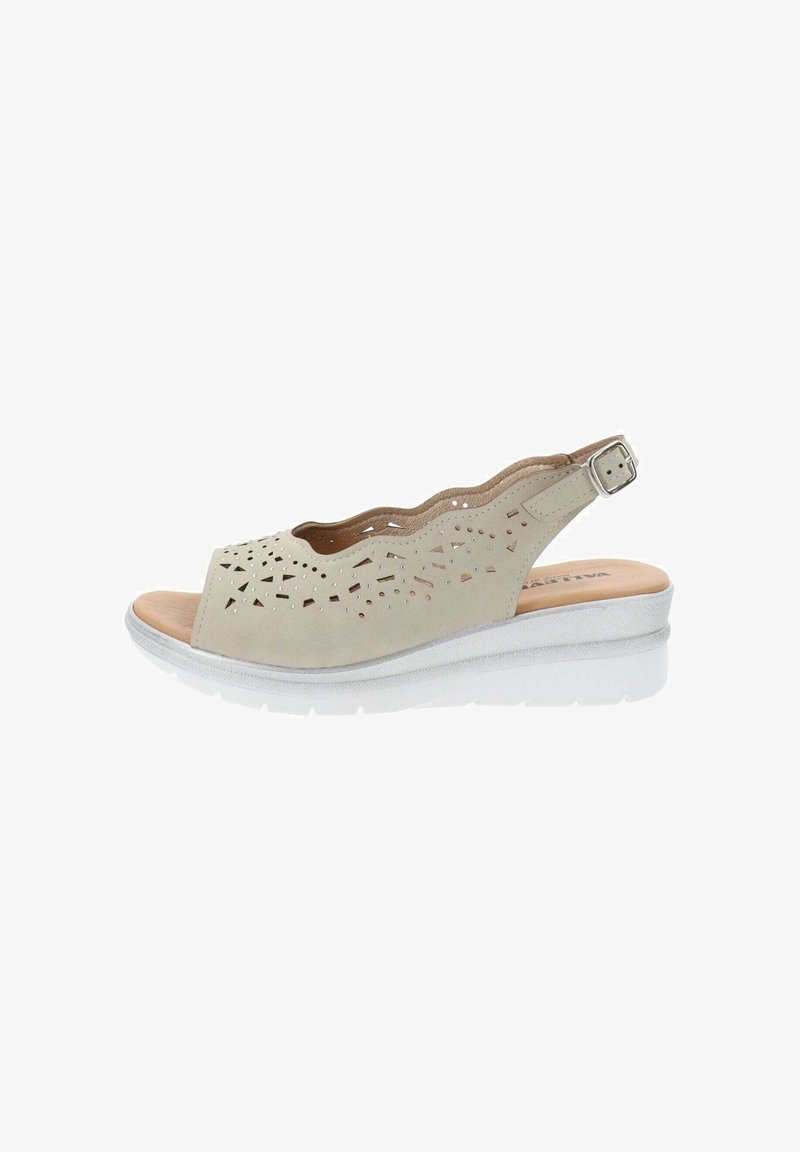 Scarpa slingback beige chiaro con design superiore perforato, punta aperta e suola a cuneo in gomma bianca. Fibbia regolabile alla caviglia.