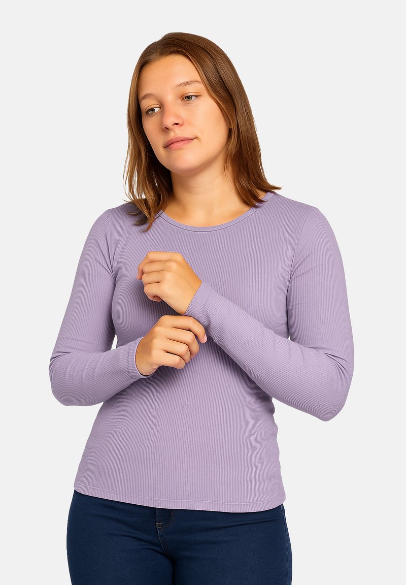 Top a maniche lunghe, in rib stoffa color lilla con scollatura tonda. Tessuto morbido, design aderente e texture soffice. Indossato con jeans blu scuro.