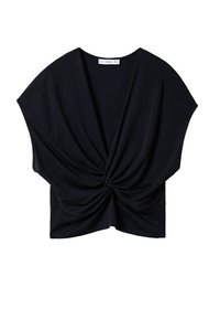 Blouse noire à manches courtes avec un profond col en V et un détail en nœud torsadé à l'avant, confectionnée en tissu doux et drapé.