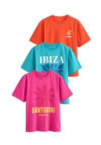 Kolm puuvillast T-särki: oranž "Cannes" logoga; türkiissinine "IBIZA" ja graafikaga; roosa "SANTORINI" ja päikesedisainiga.