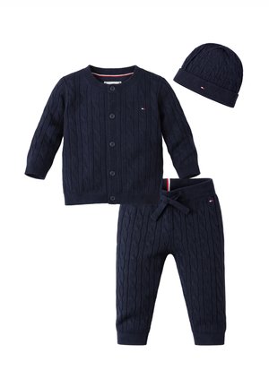 Set neonatale in maglia blu navy con motivo a trecce, composto da cardigan con bottoni, pantaloni con coulisse e berretto con piccolo logo.