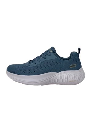 Scarpa da atletica leggera blu con tomaia in mesh testurizzato, suola in EVA bianca e branding discreto. Presenta un design con lacci e un linguetta per il sollevamento.