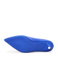 Décolleté blu con punta affilata, finitura liscia, suola texturizzata e tacco basso. La scarpa presenta un'apertura arrotondata sul retro.