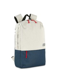 Mochila hecha de tela gris y azul marino con acentos rojos, con correas de hombro ajustables y un detalle de logo en la parte frontal.