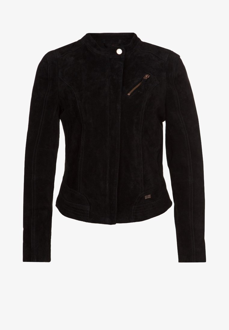 Zwarte suède jas met een getailleerd ontwerp, drukknoopsluiting, een met rits afsluitbare borstzak en decoratieve stiksels op mouwen en lijf.