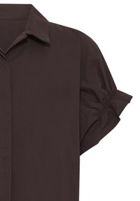 Blouse marron foncé avec col chemise et manches courtes bouffantes avec détail élastique froncé.
