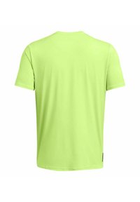 T-shirt verde lime a maniche corte realizzato in tessuto liscio; presenta un colletto a girocollo e un orlo dritto con dettagli minimi.