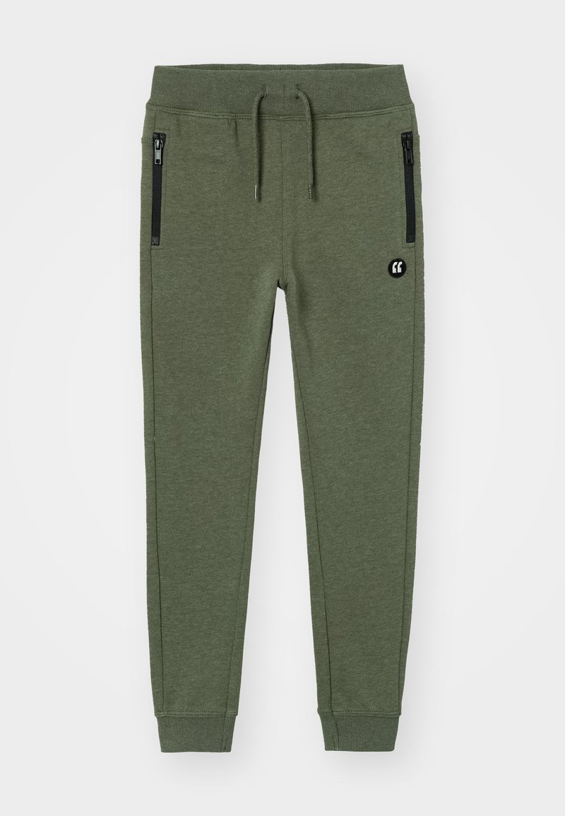 Pantalones de chándal verde oliva hechos de tela suave, con bolsillos laterales con cremallera, cinturilla con cordón y un pequeño acento de logo negro.