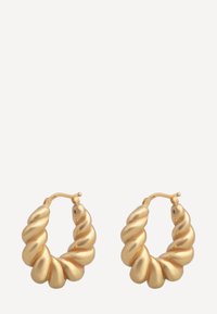 Złote kolczyki w kształcie obręczy z skręconym wzorem, gładkimi, odbijającymi światło powierzchniami i bezpiecznym zapięciem. Idealne do noszenia na co dzień.