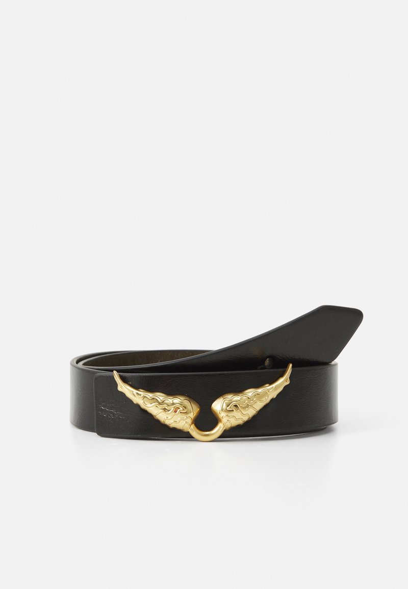 Schwarzer Ledergürtel mit einer goldenen Schnalle in Flügelform, die über feine Details verfügt und ein glattes Satin-Finish am Riemen hat.