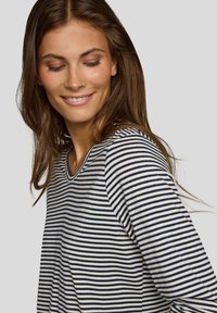 Gestreiftes Langarmoberteil mit horizontalen navyblauen und weißen Streifen, rundem Ausschnitt, weichem Stoff und entspannter Passform.