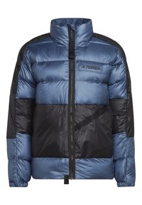 Veste d'extérieur matelassée bleue et noire avec col montant, fermeture éclair frontale, poche zippée en diagonale et logo « TERREX » sur la poitrine.