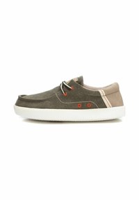 Zapatillas de lona en verde oliva, con suelas de goma blanca, ojales naranjas y detalles en crema en el talón. Punta redonda con diseño de cordones.