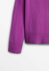 Maglione viola con maniche lunghe, realizzato in filato morbido, caratterizzato da polsini e orlo a coste. Texture liscia con un colore uniforme.