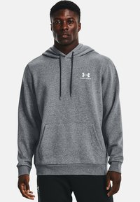 Grå hoodie lavet af blødt stof, med en frontlomme, justerbar snoretræk i hætten og broderet logo på brystet.