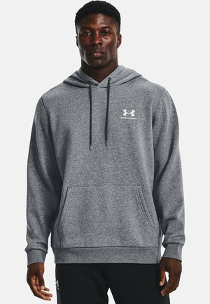 Grå hoodie lavet af blødt stof, med en frontlomme, justerbar snoretræk i hætten og broderet logo på brystet.