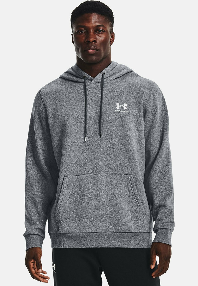Grå hoodie lavet af blødt stof, med en frontlomme, justerbar snoretræk i hætten og broderet logo på brystet.