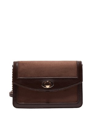 Ruskea suorakaiteenmuotoinen olkalaukku, jossa on mokkanahkainen etupaneeli, tummat nahkareunukset ja kullanvärinen pyörölukko.