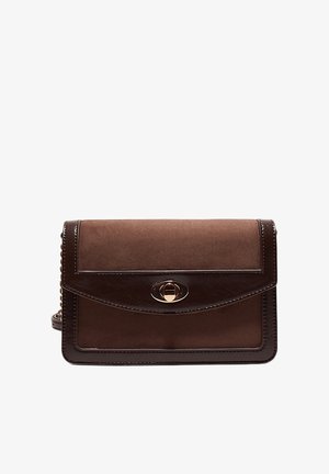 Sac bandoulière rectangulaire marron avec panneau avant en daim, garniture en cuir foncé et fermoir tourniquet doré.