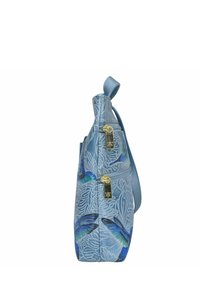 Blauwe leren schoudertas met reliëfbladerenpatronen en kleurrijke vogelillustraties, met gouden ritsen en accenten. Zij-aanzicht zichtbaar.
