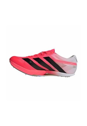 Roter und weißer leichter Laufschuhe mit schwarzen Streifen und Metallspikes an der Sohle, von der Seite gezeigt.
