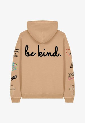 Hanorac bej cu mesajul "fii bun." brodat în negru pe spate. Decorat cu diverse grafice și texte pe mâneci. Textură moale.