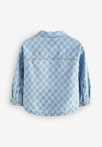 Chemise en denim bleu clair avec un motif à carreaux, manches longues, détails de boutons sur les poignets et un col. Vue de dos visible.