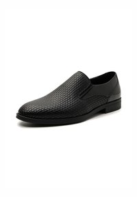 Scarpa nera slip-on con tomaia in pelle intrecciata testurizzata, punta affusolata e pannello laterale liscio, dotata di suola in gomma a profilo basso.