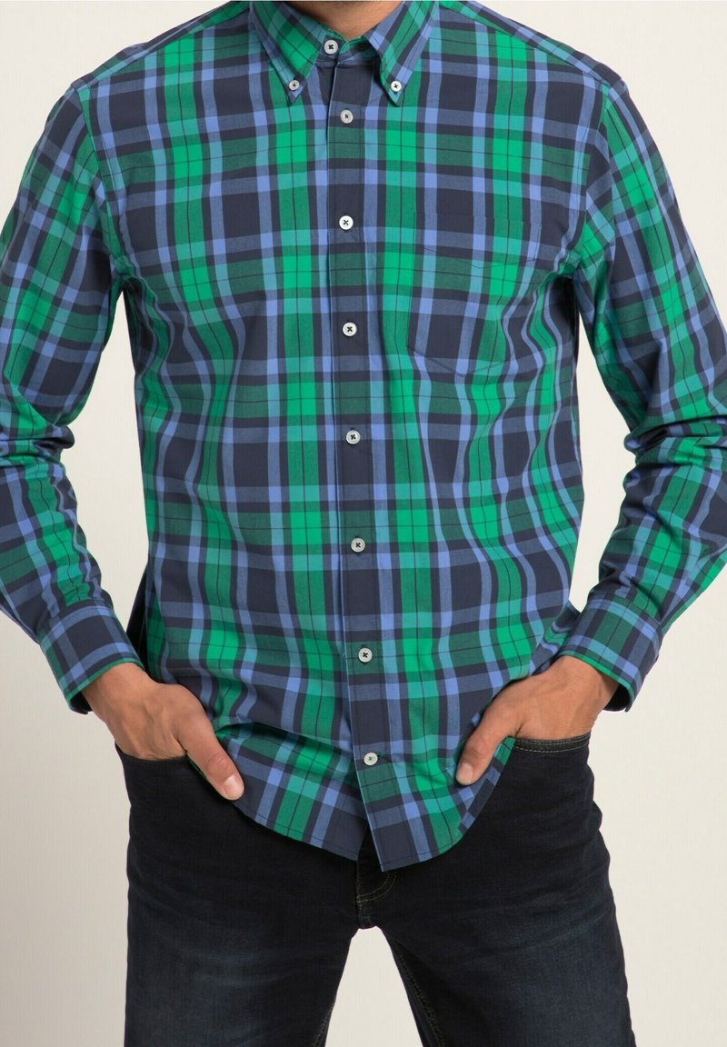 Koszula z długim rękawem w kratę w kolorach zielonym, granatowym i niebieskim, z kołnierzykiem na guziki, guzikami z przodu i kieszenią na piersi. Gładka bawełniana tkanina.