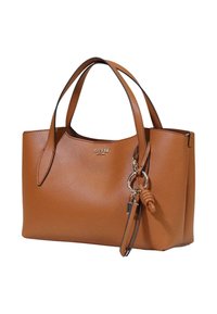 Sac à main en cuir marron avec double poignée, logo GUESS et porte-clés décoratif attaché avec anneau et pompon en cuir.