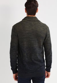 Pletený svetr v tmavě zelené a námořnické modré barvě s texturovaným ombre vzorem. Má šálový límec a žebrované manžety a lem.